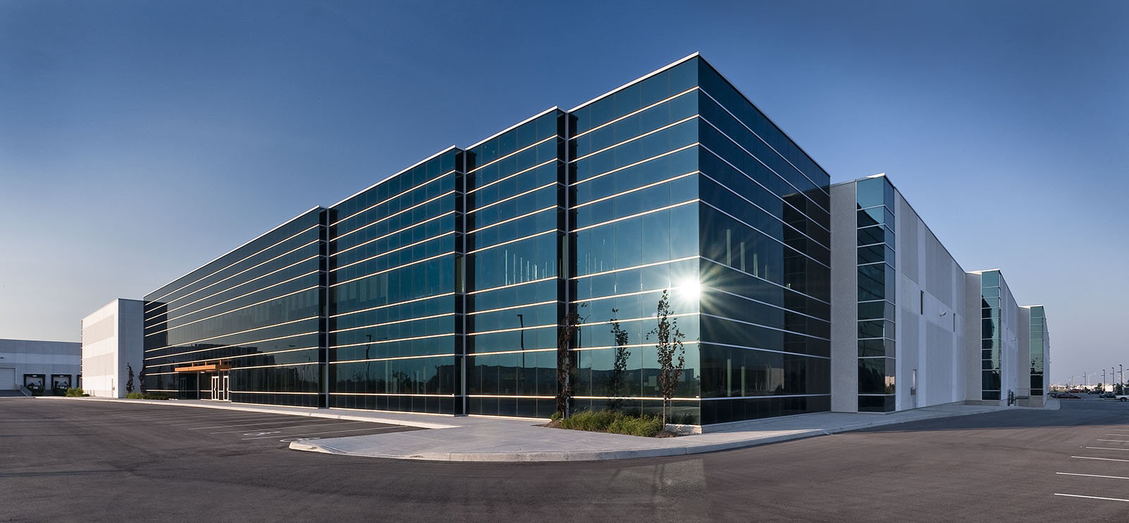 A large building with glasses all around it.